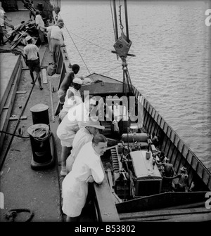 Ostafrikanische Erdnüsse Schema. Laden von Raupenschlepper und Straße Abtropfgestelle, in Dar Es Salaam. 015016-003 in den späten 1940er Jahren versuchte die britische Regierung auf riesige Plantagen in Tanganyika (jetzt bekannt als Tansania) erstellen für den Anbau von Erdnüsse (Erdnüsse). Stockfoto