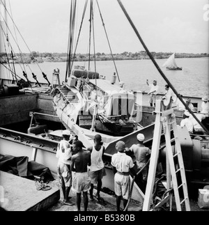 Ostafrikanische Erdnüsse Schema. Laden von Raupenschlepper und Straße Abtropfgestelle, in Dar Es Salaam. 015016-004 in den späten 1940er Jahren versuchte die britische Regierung auf riesige Plantagen in Tanganyika (jetzt bekannt als Tansania) erstellen für den Anbau von Erdnüsse (Erdnüsse). Stockfoto