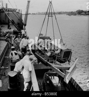 Ostafrikanische Erdnüsse Schema. Laden von Raupenschlepper und Straße Abtropfgestelle, in Dar Es Salaam. 015016-005 in den späten 1940er Jahren versuchte die britische Regierung auf riesige Plantagen in Tanganyika (jetzt bekannt als Tansania) erstellen für den Anbau von Erdnüsse (Erdnüsse). Stockfoto