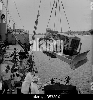 Ostafrikanische Erdnüsse Schema. Laden von Raupenschlepper und Straße Abtropfgestelle, in Dar Es Salaam. 015016-006 in den späten 1940er Jahren versuchte die britische Regierung auf riesige Plantagen in Tanganyika (jetzt bekannt als Tansania) erstellen für den Anbau von Erdnüsse (Erdnüsse). Stockfoto