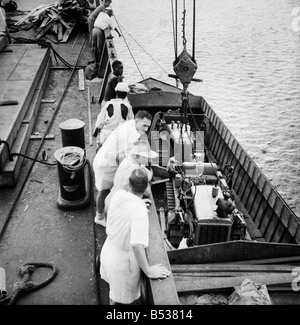 Ostafrikanische Erdnüsse Schema. Laden von Raupenschlepper und Straße Abtropfgestelle, in Dar Es Salaam. 015016-007 in den späten 1940er Jahren versuchte die britische Regierung auf riesige Plantagen in Tanganyika (jetzt bekannt als Tansania) erstellen für den Anbau von Erdnüsse (Erdnüsse). Stockfoto