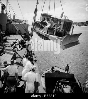 Ostafrikanische Erdnüsse Schema. Laden von Raupenschlepper und Straße Abtropfgestelle, in Dar Es Salaam. 015016-008 in den späten 1940er Jahren versuchte die britische Regierung auf riesige Plantagen in Tanganyika (jetzt bekannt als Tansania) erstellen für den Anbau von Erdnüsse (Erdnüsse). Stockfoto