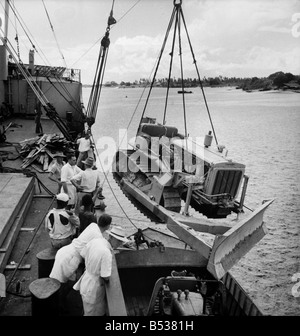 Ostafrikanische Erdnüsse Schema. Laden von Raupenschlepper und Straße Abtropfgestelle, in Dar Es Salaam. 015016 in den späten 1940er Jahren versuchte die britische Regierung für den Anbau von Erdnüsse (Erdnüsse), riesige Plantagen in Tanganyika (jetzt bekannt als Tansania) zu schaffen. Stockfoto