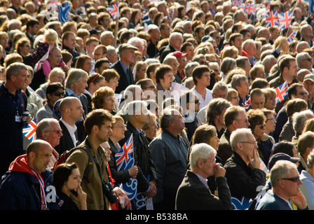 Horizontale erhöhte schließen sich eine große Gruppe von Menschen versammelten sich gemeinsam in eine Richtung an einem sonnigen Tag suchen. Stockfoto