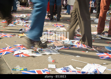 Horizontale Ansicht des Union Jack Fahnen links für Müll nach einer Feier im Zentrum von London. Stockfoto