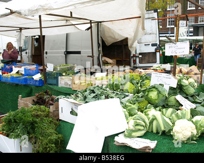 Ein Gemüse Marktstand am Dienstag Markt in Kings Lynn, Norfolk, East Anglia, England. Stockfoto