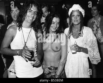 Alice Cooper amerikanischer Rocksänger auf Hollywood Party 1975 Stockfoto