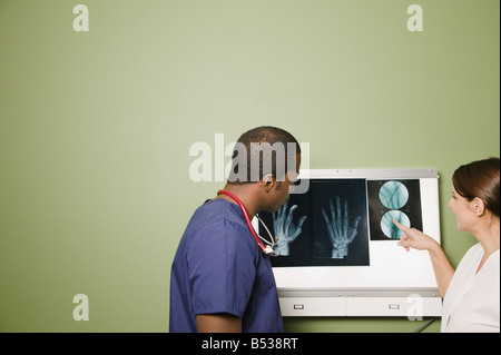 Afrikanischen Arzt und Krankenschwester Untersuchung Röntgenstrahlen Stockfoto