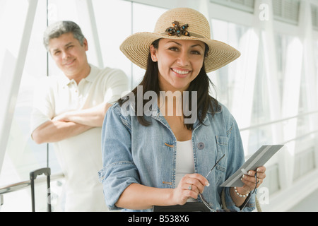 Hispanische paar warten im Flughafen Stockfoto