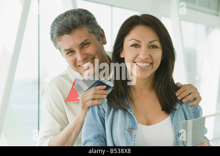 Hispanische paar stehen im Flughafen Stockfoto