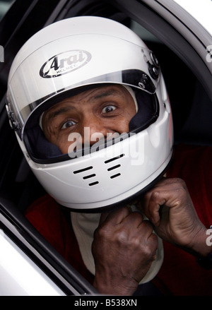 Fahrer, darunter ex-Fußballer ausprobieren für das erste Caribbeen-Racing-Team in Brands Hatch heute Luther Blissett bereitet zu fahren Stockfoto