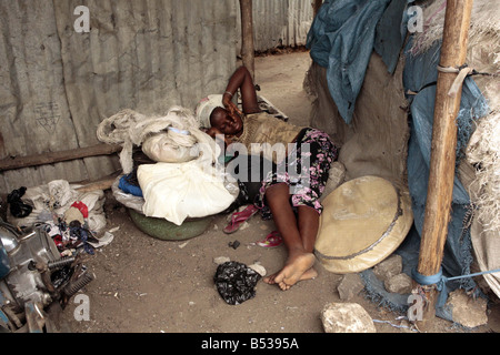 Kindersklaven in Benin Westafrika Februar 2007 In einer trostlosen Hütte neben dem Markt beleuchtet durch das schwache Sonnenlicht durch die rissige 12-jährige Blechdach Alice weckt aus ihrem unruhigen Schlaf auf einem Haufen Lumpen und erklärt, wie sie hierher gekommen, in Cotonou Benin s größte Stadt nach ihren Eltern ihr ein Menschenhändler Alice verkauft und 24 andere acht Tage in einem undichten Kanu mit nichts verbrachte aber trockenen Mehl, vor der Ankunft zu essen Hier bei Dan Tokpa Markt für nichts nachts sie ihr Bestes tut, um zu vermeiden die kriminelle und Drogenabhängige, die überladen Ratte schleichen durch Arbeit läuft auf tragische Weise die meisten der Stockfoto