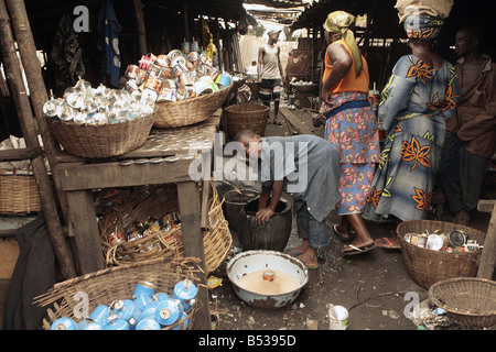 Kindersklaven in Benin Westafrika Februar 2007 Arbeitsmarkt arbeiten in Benin Westafrika kleine Kinder arbeiten in der Schmiede in Dan Tokpa Cotouno versteckt in einer Ecke dieses foul und weitläufige Markt jungen im Alter von fünf Mühe in der eiternden Hitze Weg, bevor Sie die Gesichter dieser elende Kinder Sie den Klang ihrer Versklavung sehen hören, das Geschrei des schweren Blei auf Platten aus Metall Barefoot Hämmer, und zerlumpten Kinder diese Jugendlichen wurden verkauft für nur 10 von ihren Eltern zu Kind Menschenhändler verkaufen, die sie auf, um ohne Bezahlung und ohne Hoffnung in Sweatshops Mamoutche erniedrigend eine Angst zu arbeiten Stockfoto