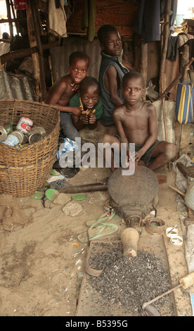 Kindersklaven in Benin Westafrika Februar 2007 Arbeitsmarkt arbeiten in Benin Westafrika kleine Kinder arbeiten in der Schmiede in Dan Tokpa Cotouno versteckt in einer Ecke dieses foul und weitläufige Markt jungen im Alter von fünf Mühe in der eiternden Hitze Weg, bevor Sie die Gesichter dieser elende Kinder Sie den Klang ihrer Versklavung sehen hören, das Geschrei des schweren Blei auf Platten aus Metall Barefoot Hämmer, und zerlumpten Kinder diese Jugendlichen wurden verkauft für nur 10 von ihren Eltern zu Kind Menschenhändler verkaufen, die sie auf, um ohne Bezahlung und ohne Hoffnung in Sweatshops Mamoutche erniedrigend eine Angst zu arbeiten Stockfoto