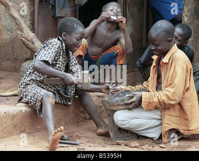 Kindersklaven in Benin Westafrika Februar 2007 Arbeitsmarkt arbeiten in Benin Westafrika kleine Kinder arbeiten in der Schmiede in Dan Tokpa Cotouno versteckt in einer Ecke dieses foul und weitläufige Markt jungen im Alter von fünf Mühe in der eiternden Hitze Weg, bevor Sie die Gesichter dieser elende Kinder Sie den Klang ihrer Versklavung sehen hören, das Geschrei des schweren Blei auf Platten aus Metall Barefoot Hämmer, und zerlumpten Kinder diese Jugendlichen wurden verkauft für nur 10 von ihren Eltern zu Kind Menschenhändler verkaufen, die sie auf, um ohne Bezahlung und ohne Hoffnung in Sweatshops Mamoutche erniedrigend eine Angst zu arbeiten Stockfoto