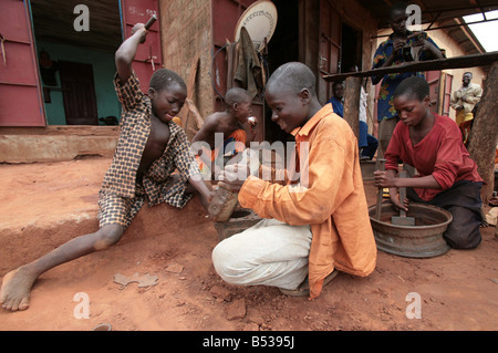 Kindersklaven in Benin Westafrika Februar 2007 Arbeitsmarkt arbeiten in Benin Westafrika kleine Kinder arbeiten in der Schmiede in Dan Tokpa Cotouno versteckt in einer Ecke dieses foul und weitläufige Markt jungen im Alter von fünf Mühe in der eiternden Hitze Weg, bevor Sie die Gesichter dieser elende Kinder Sie den Klang ihrer Versklavung sehen hören, das Geschrei des schweren Blei auf Platten aus Metall Barefoot Hämmer, und zerlumpten Kinder diese Jugendlichen wurden verkauft für nur 10 von ihren Eltern zu Kind Menschenhändler verkaufen, die sie auf, um ohne Bezahlung und ohne Hoffnung in Sweatshops Mamoutche erniedrigend eine Angst zu arbeiten Stockfoto