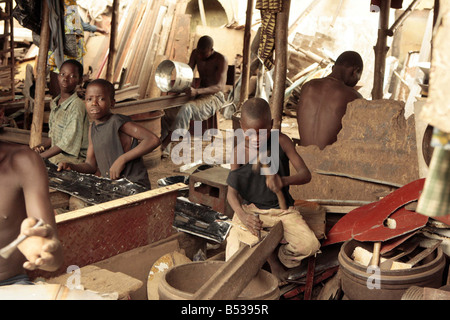 Kindersklaven in Benin Westafrika Februar 2007 Arbeitsmarkt arbeiten in Benin Westafrika kleine Kinder arbeiten in der Schmiede in Dan Tokpa Cotouno versteckt in einer Ecke dieses foul und weitläufige Markt jungen im Alter von fünf Mühe in der eiternden Hitze Weg, bevor Sie die Gesichter dieser elende Kinder Sie den Klang ihrer Versklavung sehen hören, das Geschrei des schweren Blei auf Platten aus Metall Barefoot Hämmer, und zerlumpten Kinder diese Jugendlichen wurden verkauft für nur 10 von ihren Eltern zu Kind Menschenhändler verkaufen, die sie auf, um ohne Bezahlung und ohne Hoffnung in Sweatshops Mamoutche erniedrigend eine Angst zu arbeiten Stockfoto