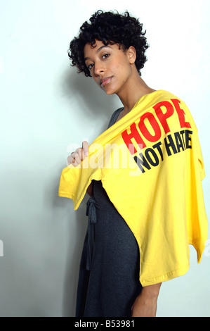 Sängerin Corinne Bailey Rae mit dem Daily Mirror s Hope nicht hassen T Shirts Corinne ihre Unterstützung für unsere Anti zeigt Rassismus-Kampagne Stockfoto