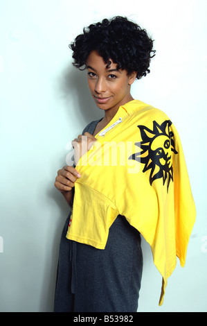 Sängerin Corinne Bailey Rae mit dem Daily Mirror s Hope nicht hassen T Shirts Corinne ihre Unterstützung für unsere Anti zeigt Rassismus-Kampagne Stockfoto