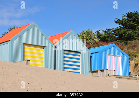 Bunt bemalten Strandhütten auf Morfa Gors Strand Abersoch Llyn Halbinsel Gwynedd Wales Stockfoto