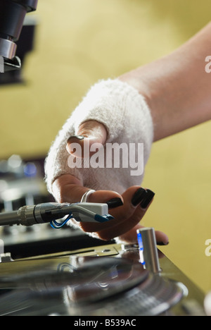 Nahaufnahme von Frau ab Plattenspieler Stockfoto