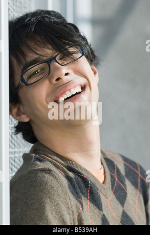 Zuversichtlich Hispanic Mann lächelnd Stockfoto