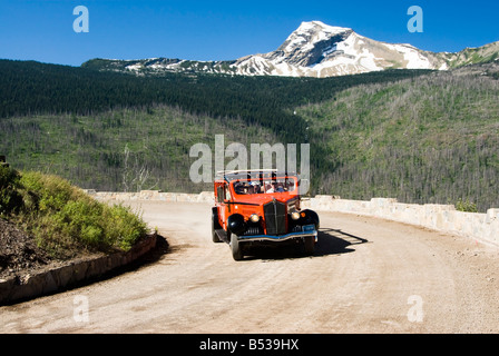 Propan angetrieben rote Tour-Bus auf dem Weg zum Sun Road im Glacier Nationalpark Montana Stockfoto