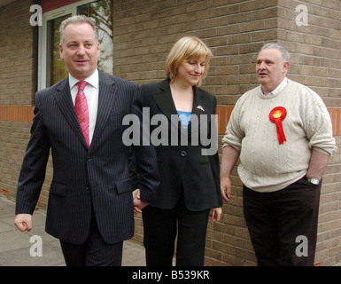 PIC BILL FLEMING SCHOTTLANDS ERSTER MINISTER JACK MCCONNELL IN BEGLEITUNG SEINER FRAU BRIDGET WIRFT SEINE STIMME IN WISHAW IN DEN SCHOTTISCHEN WAHLEN 2007 Stockfoto