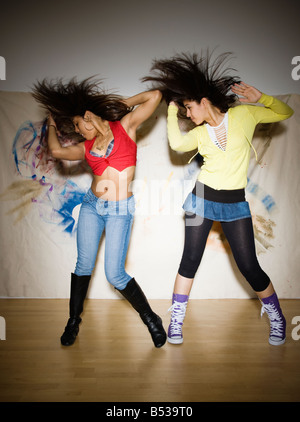 Alternative Tänzerinnen in Nachtclub Stockfoto