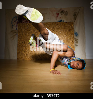 Hispanic Mann Breakdance in Nachtclub Stockfoto