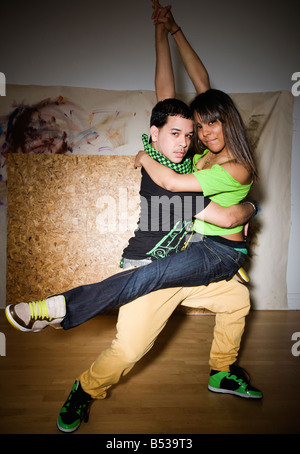 Alternative Tänzerinnen in Nachtclub Stockfoto