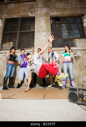 Alternative Freunde Breakdance im städtischen Umfeld Stockfoto