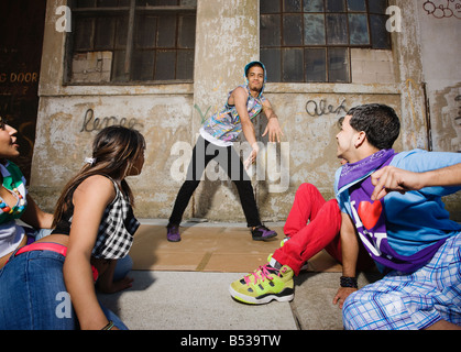 Alternative Freunde Breakdance im städtischen Umfeld Stockfoto