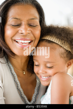 Afrikanische Oma umarmt Enkelin Stockfoto