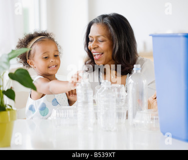 Afrikanische Großmutter Enkelin beizubringen, recyceln Stockfoto