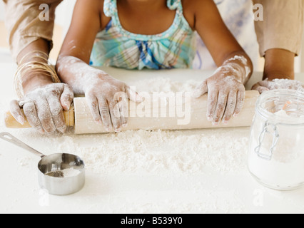 Afrikanische Großmutter Backen mit Enkelin Stockfoto