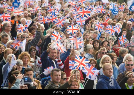 Horizontale erhöhte schließen sich eine große Gruppe von Menschen versammelten sich wehende Fahnen der Union Jack in der Sonne Stockfoto