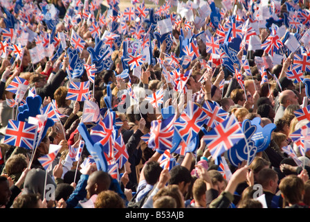 Horizontale erhöhte schließen sich eine große Gruppe von Menschen versammelten sich wehende Fahnen der Union Jack in der Sonne Stockfoto