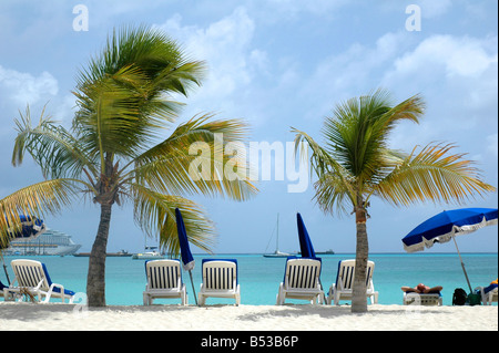 Reihe von Liegestühlen und Sonnenschirmen, wo Man unter Palmen ruht, Bäume St martin Stockfoto