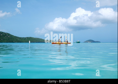 Touristen-paar Kajak am Horizont auf Urlaub in der wunderschönen Karibik im Magen der Bucht St. thomas Stockfoto