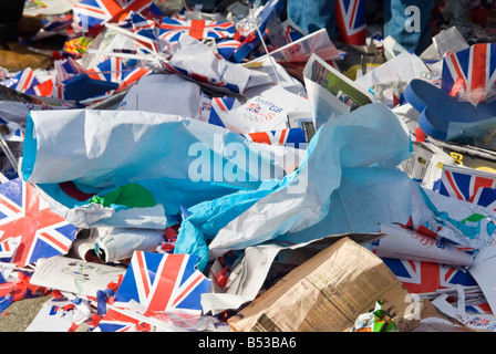 Horizontale Ansicht von Pfählen des Union Jack Fahnen links für Müll nach einer Feier im Zentrum von London. Stockfoto