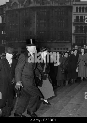 Parlamentswahl 1950: Ein vor den Wahlen Thankgiving Gottesdienst wurde in der St. Pauls Kathedrale heute Morgen gehalten, die Mitglieder der Regierung besucht. Herr und Frau Clement Attlee Ankunft für den Dienst. Februar 1950 P018681 Stockfoto