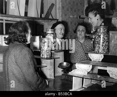 Allgemeine Wahlen 1950. Dr. Edith Summerskill hinter der Theke Mr George Woodbridge kleiner Laden, im Gespräch mit Herrn und Frau Woodbridge und Kunde. Februar 1950 P018687 Stockfoto