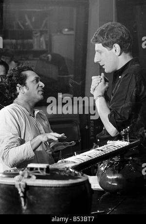 Ravi Shankar in Diskussionen mit Produzent Jonathan Miller in der BBC-Tonstudio im Fernsehen Zentrum White City Musik Musiker Musikinstrument indischen Tonstudio Oktober 1966 Mirrorpix Mirrorpix Stockfoto