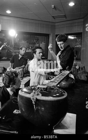 Ravi Shankar in Diskussionen mit Produzent Jonathan Miller in der BBC-Tonstudio im Fernsehen Zentrum White City Musiker Musikinstrument indischen Leistung Tonstudio Oktober 1966 Mirrorpix Mirrorpix Stockfoto