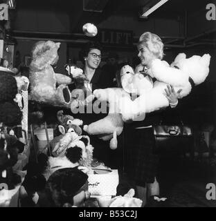 Keith und Viviene Nicholson, 152000 auf die Pools gewann Kauf von Spielzeug für ihre Kinder 1961 Stockfoto