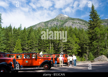 Propan angetrieben rote Tourbusse in Glacier Nationalpark Montana Stockfoto