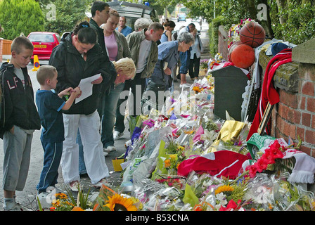 Wachsenden florale Hommagen an Agnes Rd Anthony Walker Mordszene Anthony Walker war bis zum Tod mit einer Axt durch eine Gruppe von Männern auf Freitag, 29. Juli 2005 in McGodrick Park Liverpool niedergeknüppelt Stockfoto