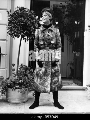 Mode der 1960er Jahre: Dior Herbst/Winter Kollektion 1966 fand am Dienstag (09.06.66) in der Dior Boutique in London statt. Ursula Klament trägt einen Percheron-Mantel. September 1966 P017510 Stockfoto