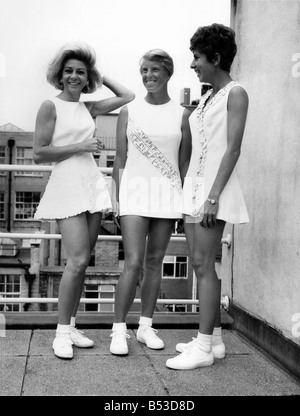 Mode der 1960er Jahre. Die Zähmung der Teddy. Es scheint, dass der Assistent von Wimbledon Moden, die schrecklichen Teddy Tinling, hat endlich gezähmt. Oberst Tinling, der in die bestgekleideten Tennis Kreise, da er zuerst Gecko Gussie Moran in ein paar Spitzen Pumphose vor 19 Jahren tauchte bekannt gewesen ist, wendet sich jetzt etwas "Handel" wie das Trio weiß gekleidete Tennis abgebildet hier am Freitag (21.06.68) Stockfoto